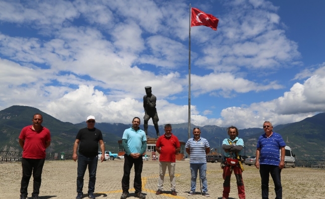 Artvin’de ipi kopan dev Türk bayrağını dağcılar göndere çekti