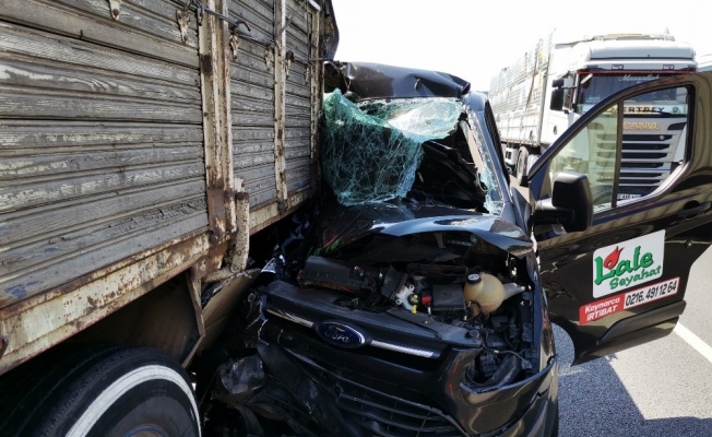 TEM’de yolcu midibüsü, kamyona ok gibi saplandı: 4 yaralı