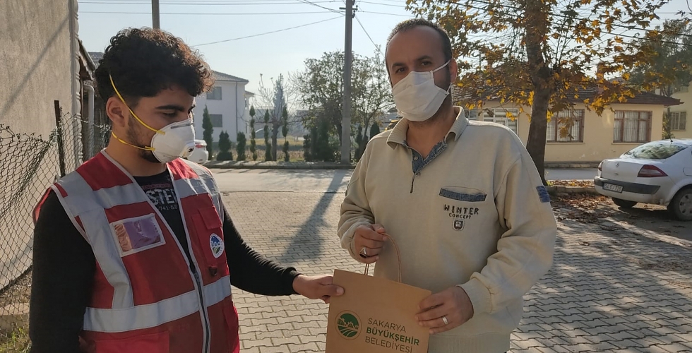 Büyükşehir'in 'Her Eve Maske' dağıtımı sürüyor
