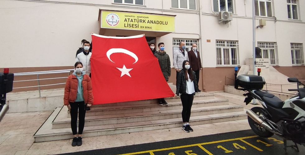 Sakarya’da bayrak töreni eşliğinde İstiklal Marşı okundu
