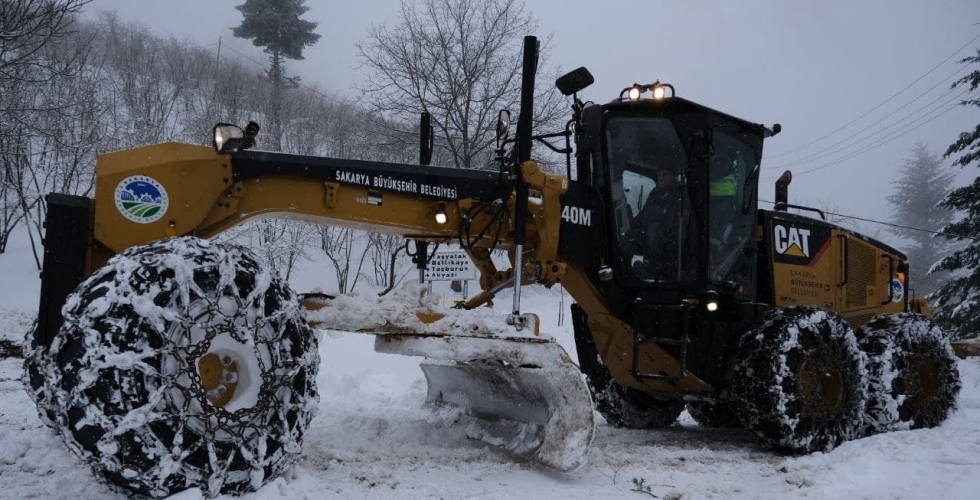 Sakarya’da kardan kapanan 8 mahalle yolu ulaşıma açıldı