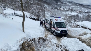 Karla kaplanan yolda ambulansın yolunu açtılar